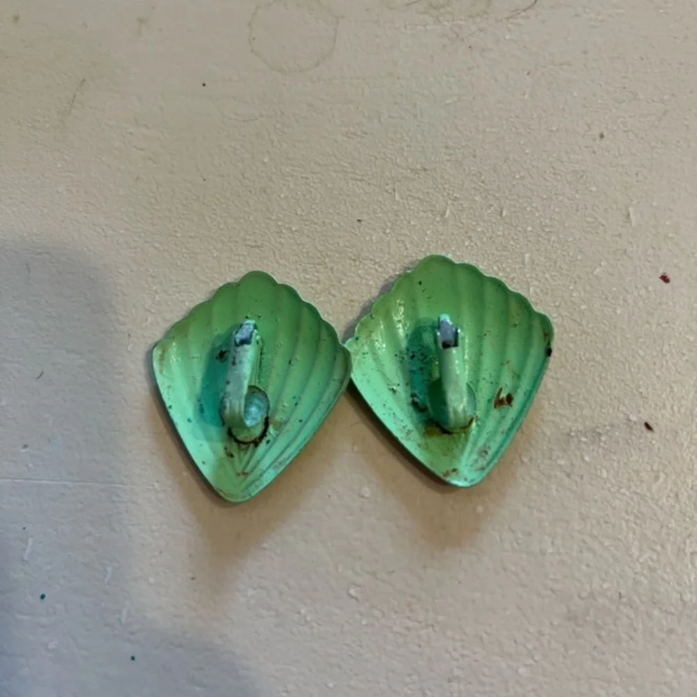 Vintage 80s Shell Clip On Earrings - Picture 2 of 2